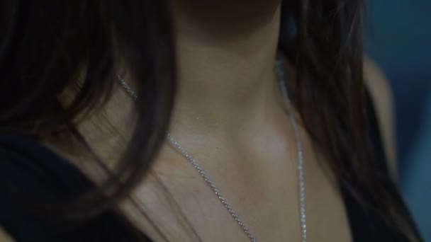 Mädchen spritzt Parfüm in Dekolleté und Hals — Stockvideo