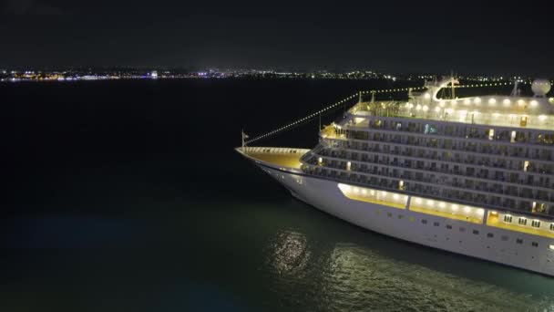 Crucero atracado en el muelle en Puerto Rico destino por la noche — Vídeos de Stock