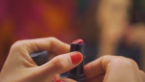 Kızlarda kırmızı ruj güzel eller, makyaj — Stok video