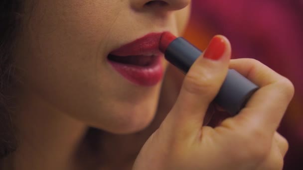 Gyönyörű lány festékek ajkak piros rúzs, smink — Stock videók