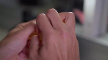 Erkekler portakal soyarlar ve meyve koparırlar.