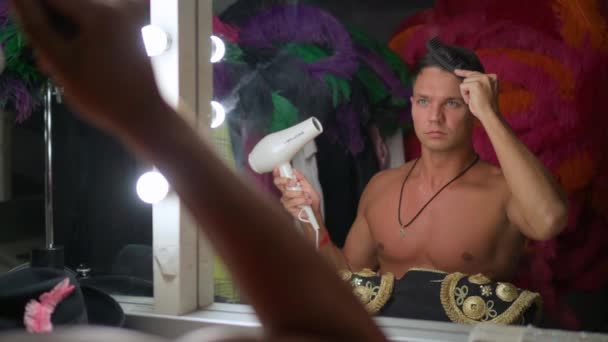 L'homme peigne ses cheveux devant un miroir dans le vestiaire — Video
