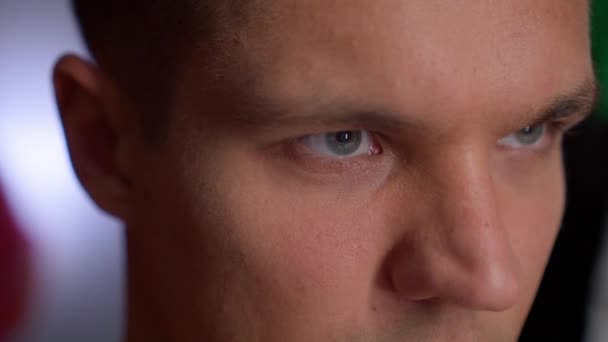 Az ember kinyitja a szemét a tükör előtt - a pupillák mérete csökken — Stock videók