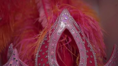 Burlesque dansı, kankan, kabare için kırmızı tüylü şapkalı kadın mankenler.