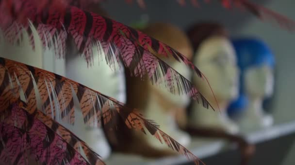 Maniquíes con pelucas en estantes en cabaret sala de disfraces — Vídeos de Stock