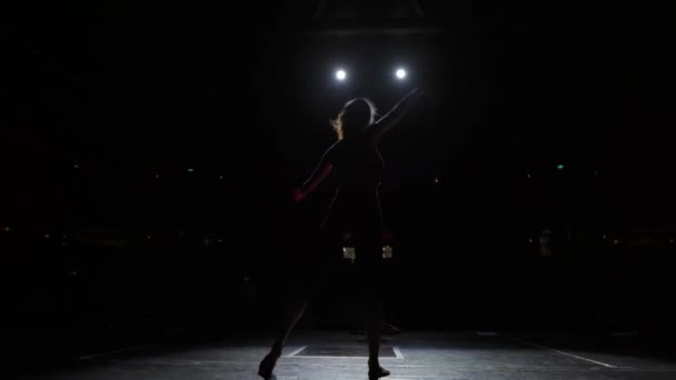 La silhouette della ballerina sotto i riflettori - le prove prima dello spettacolo — Video Stock