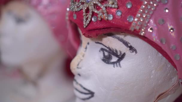 Figuríny ženských hlav s červeným peřím klobouky pro burlesque tanec, kankán, kabaret — Stock video