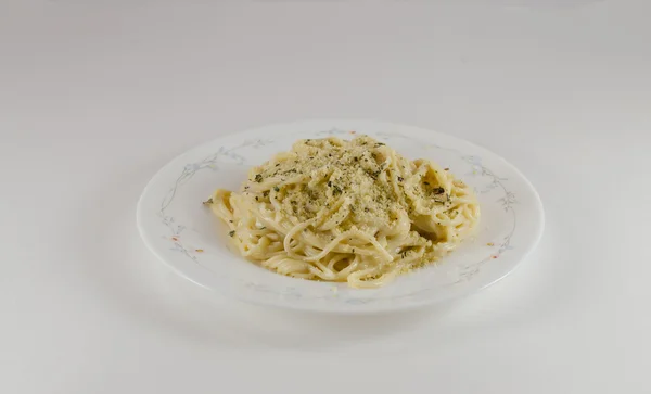 Um prato de alfredo spaguetti — Fotografia de Stock