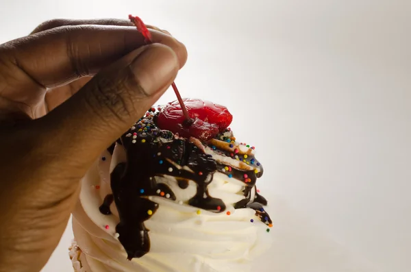 Kiraz jumbo kek yukarıda tutan bir el