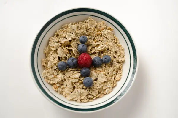 Quinoa - yaban mersini, çilek tepesi ile chia tahıl Bowl
