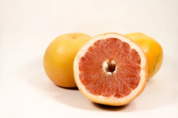 İki buçuk turuncu beyaz arka plan üzerinde izole