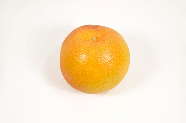 Beyaz arka plan üzerinde izole bir taze greyfurt