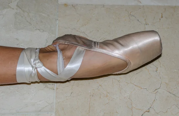 Un pied de ballerine en position streching — Photo