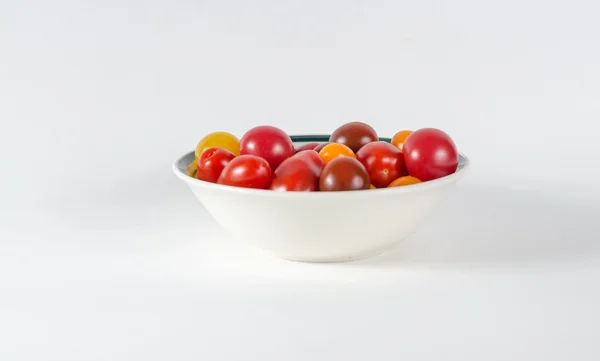 Bir kase içinde yabani domates önden görünümü