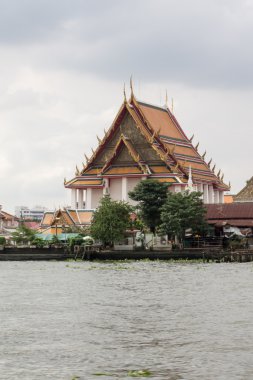 Chao Phraya Nehri'nin yanında Tapınağı
