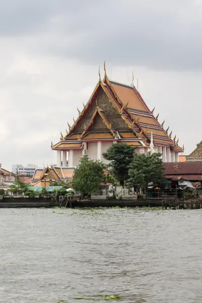 Chao Phraya Nehri'nin yanında Tapınağı