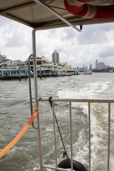 Chao phraya Nehri üzerinde tekne