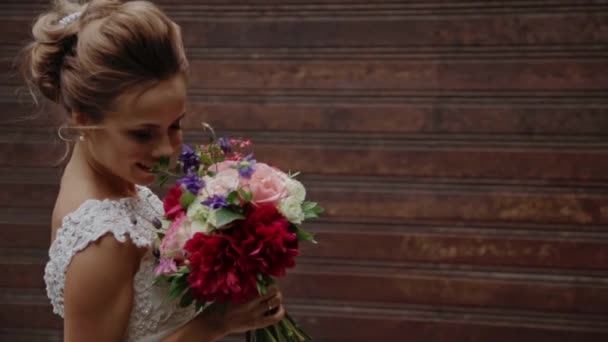 Bruden ler och har blommor i händerna — Stockvideo