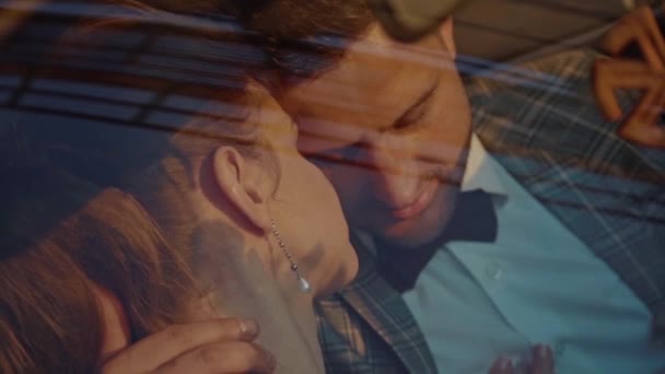 Huwelijksreis knuffelen in de auto — Stockvideo