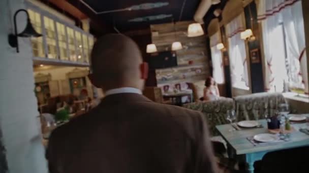 Lo sposo va dalla sposa in un ristorante vintage — Video Stock