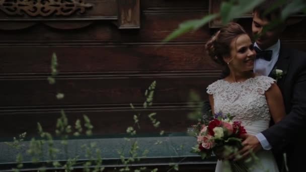 Nygifta leende i trädgården — Stockvideo
