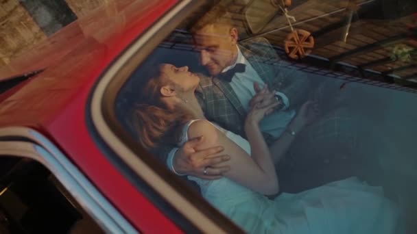 Para przytulić w slowmotion samochodu — Wideo stockowe