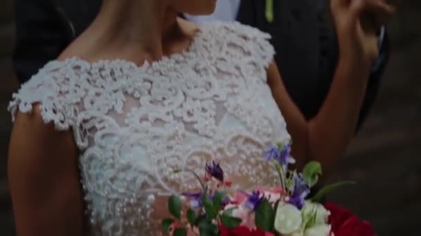 Close-up recém-casados na rua — Vídeo de Stock