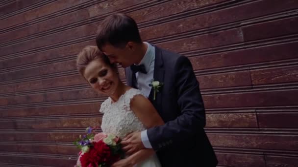 Recién casados sonriendo en la calle — Vídeo de stock