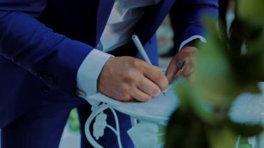 Kocası onun imzası düğün töreni koyar.