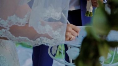 Karısı onun imzası düğün töreni koyar.