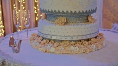 Şık düğün pastası ve fenerler
