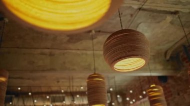 İnsanlar bir barda güzel bir iç iletişim