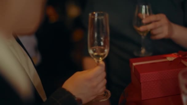 Gente con copas de champán en una fiesta. Primer plano — Vídeos de Stock
