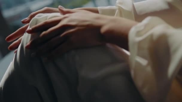 Noiva sentada em uma janela, pernas e mãos. Close-up — Vídeo de Stock
