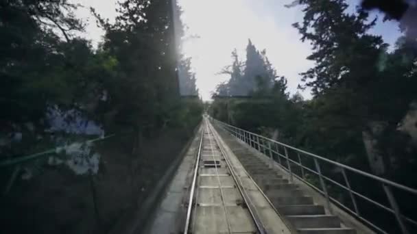Funicular climbs to the top of the town Tbilisi — Stock Video