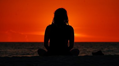 meditasyon kadın silüeti