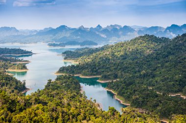 Birdeye görünümü Ratchaprapha Barajı Khao sok Milli Parkı, suratthani, Tayland