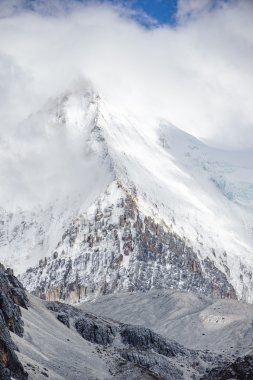 Cloud Yading Ulusal kar dağ tepe. Daocheng, Sichuan Çin
