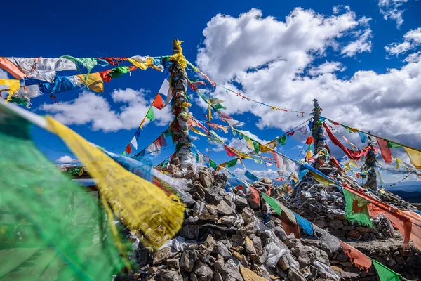 Dağlar üzerinde Tibet dua bayrakları — Stok fotoğraf