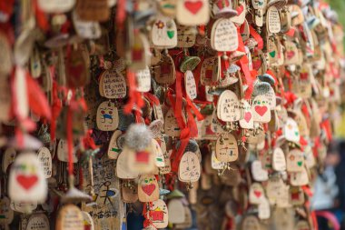 Lijiang, Çin, 19 Ekim 2014: Rüzgar çanı Lijiang antik Yunnan, Çin kasabasında dileklerimle. Lijiang zengin kültür ve tarih ile Çin'in en güzel şehirlerinden biri olduğunu.