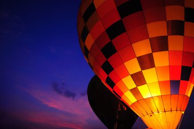 Akşam gökyüzü hava balonu
