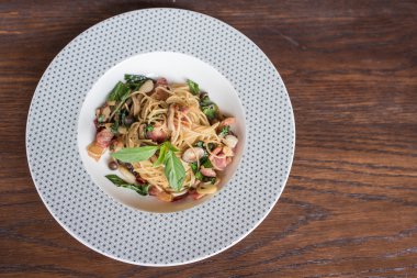 Kurutulmuş biber ve ahşap masa pastırma acılı spagetti. Üstten Görünüm