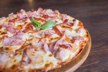 Closeup bacon hamburger ve sosisli Pizza