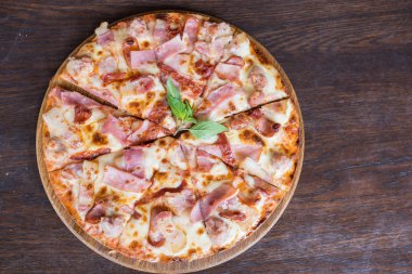 pastırma salam ve sosis ahşap masa, üstten görünüm üzerinde pizza