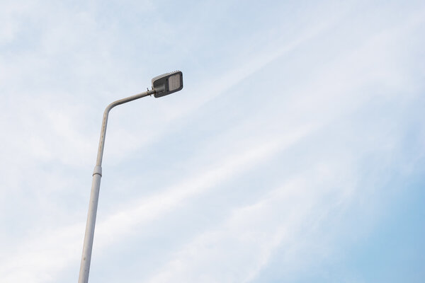 Светодиодный фонарь на фоне голубого неба
