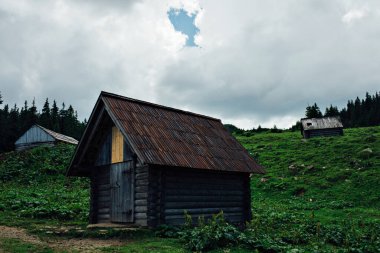 Dağlardaki kütük kulübeleri.