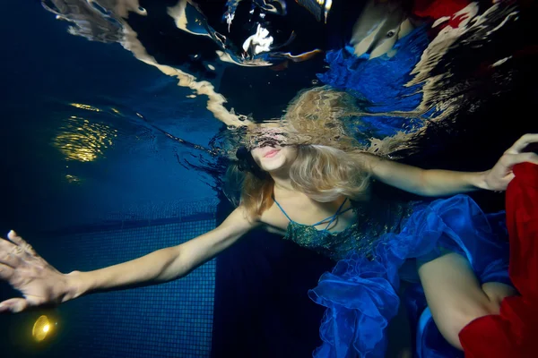 Meisje drijft in het zwembad op het oppervlak van het water — Stockfoto