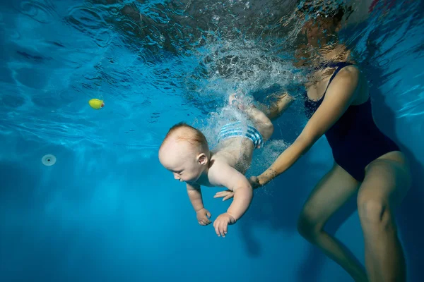 Mamãe ensina e treina o bebê feliz para nadar debaixo d 'água na piscina. Close-up. Retrato. Orientação horizontal . — Fotografia de Stock