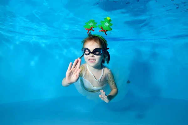 Una Niña Con Decoraciones Navideñas Posa Para Cámara Bajo Agua — Foto de Stock