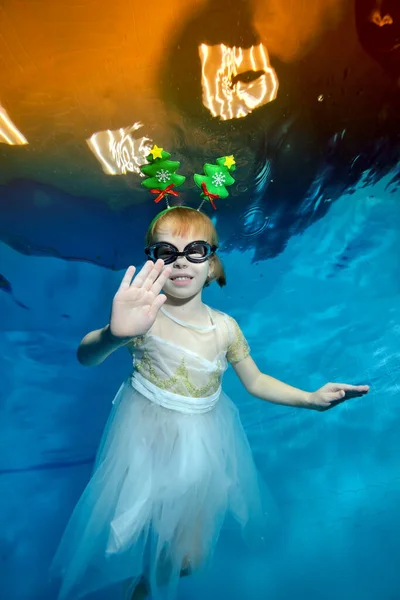 Una Niña Con Decoraciones Navideñas Forma Árbol Navidad Cabeza Posa — Foto de Stock